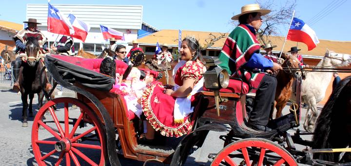 Presentación folclórica ecuestre entregó saludo a la bandera