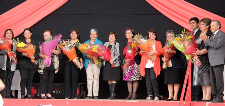 Masiva certificación de mujeres participantes de los distintos talleres municipales