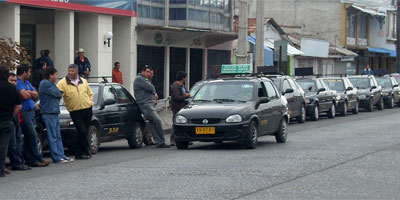 Colectivos paralizan durante la ma�ana del lunes