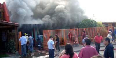 Incendio destruye casa en poblaci�n Waldemar Schutz