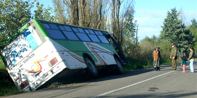 Laja, bus volc� en ruta Q-250