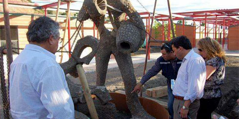 Laja, Escultura "Lavadores de oro" se instala en nuevo Liceo Ténico lajino