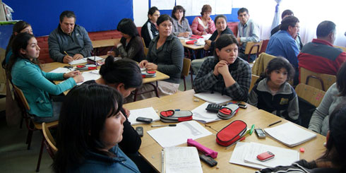 LAJINO.CL - Adultos del sector rural de Laja realizan nivelación de estudios, un centenar de personas de distintas localidades rurales de nuestra comuna asisten (días viernes) a la Escuela de Santa Elena para desarrollar los cursos de nivelación educacional