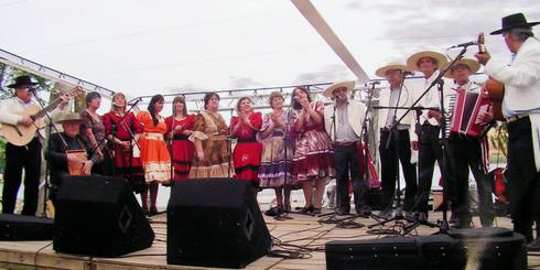 LAJINO.CL es LAJA en Internet // RECITAL FOLCLÓRICO GRUPO NIVEQUETEN // Nivequeten al rescate de la identidad cultural de Laja