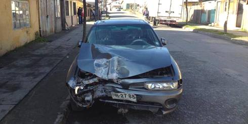 LAJINO.CL ES LAJA EN INTERNET // Conductor perdió control vehículo e impacta con poste del alumbrado público en calle San Martín
