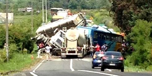 LAJINO.CL ES LAJA EN INTERNET // Triple colisión en camino a Santa Bárbara dejó a una veintena de lesionados