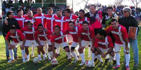 LAJINO.CL ES LAJA EN INTERNET // Encuentro deportivo reunió a futbolistas nacionales y locales en estadio Ernesto Alvear