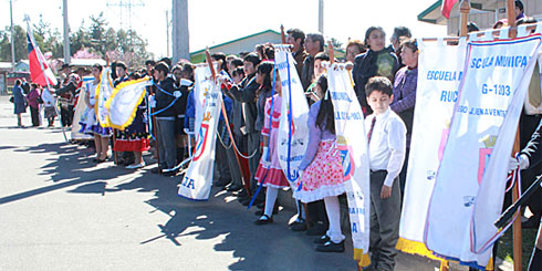 LAJINO.CL ES LAJA EN INTERNET // Comunidad del sector rural participó del desfile de Fiestas Patrias en Santa Elena