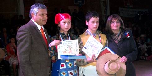 LAJINO.CL ES LAJA EN INTERNET // Camila y José, alumnos de la Escuela "La Colonia" van por regional en cueca lugareña