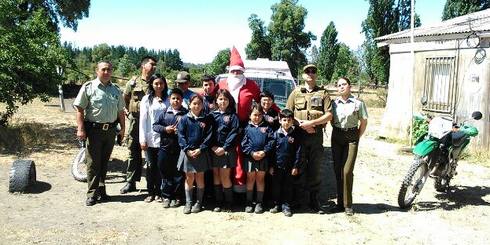 LAJINO.CL ES LAJA EN INTERNET // Funcionarios de Carabineros de Retén San Rosendo adelanta Navidad para niños de Escuela Rural de Turquía